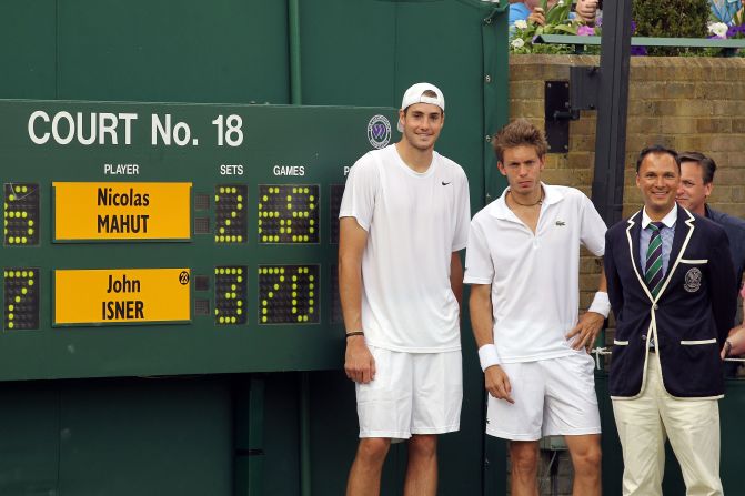 El partido de tenis más largo jamás jugado fue en el 2010. John Isner derrotó a Nicolas Mahut después de 11 horas y cinco minutos durante tres días. El set final tomó 138 juegos. El puntaje final: 6-4, 3-6, 6-7 (7), 7-6 (3), 70-68.