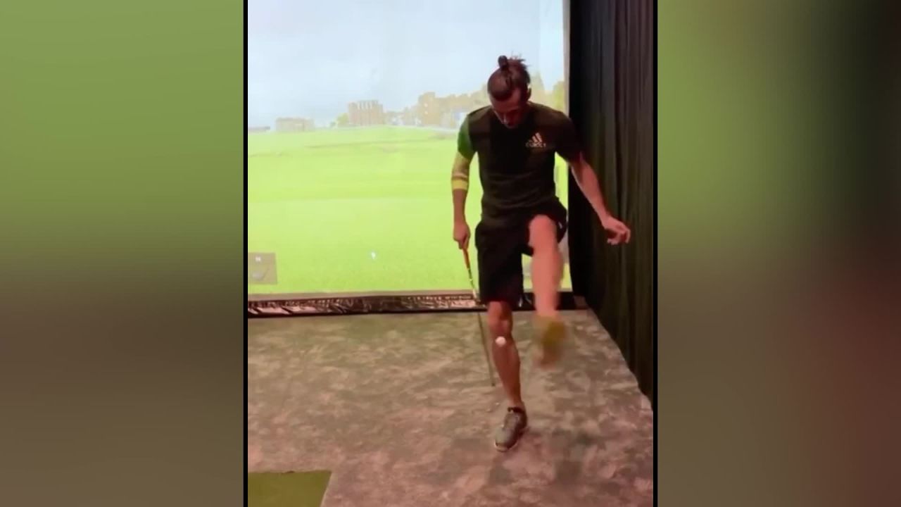 CNNE 802011 - gareth bale domina una bola de golf-