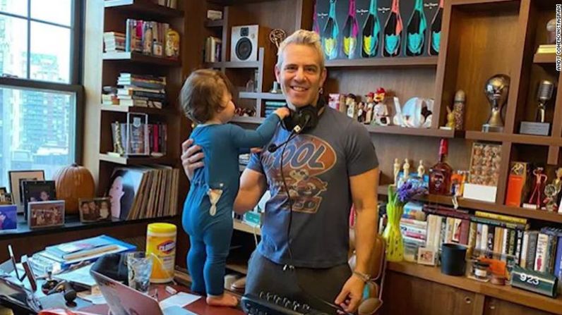 Andy Cohen se reunió con su hijo después de estar varias semanas aislado por coronavirus. El presentador de Bravo de "Watch What Happens Live" reveló el 19 de marzo en Instagram que había sido examinado y tenía covid-19.