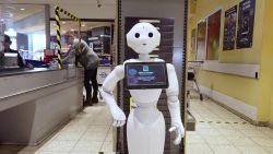 CNNE 802152 - el robot que concientiza sobre el distanciamiento social