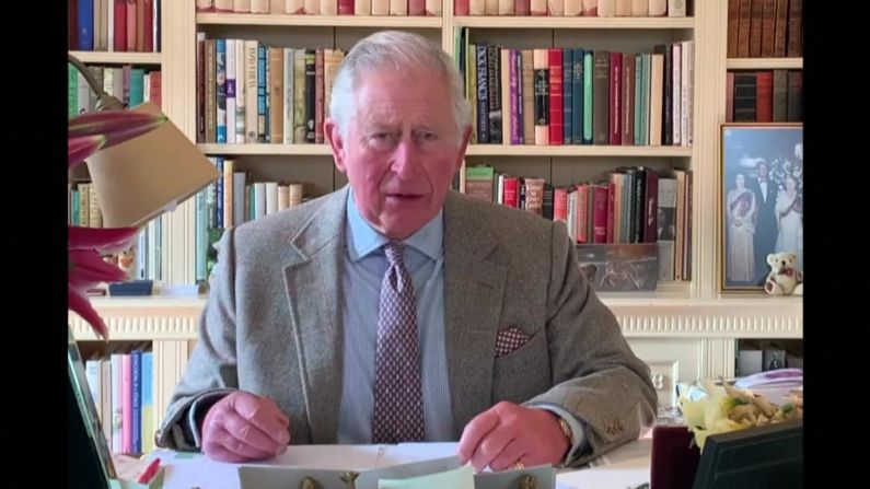 El príncipe Carlos, hijo de la Reina Isabel y primero en la línea de sucesión al trono británico, dio positivo por coronavirus y estuvo en autoaislamiento en Escocia. El 1 de abril de 2020 dijo en un video en Twitter que había superado la enfermedad.