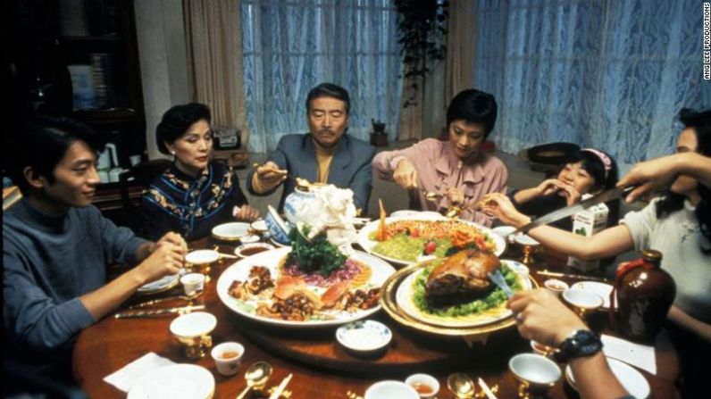 "Eat Drink Man Woman" (1994) — Antes de "Brokeback Mountain", Ang Lee fue coescritor y director de un cuento sobre un chef chino en Taiwán que perdió el sentido del gusto pero cocinaba cenas elaboradas para sus tres hijas. La película está protagonizada por Sihung Lung y Chien-lien Wu.