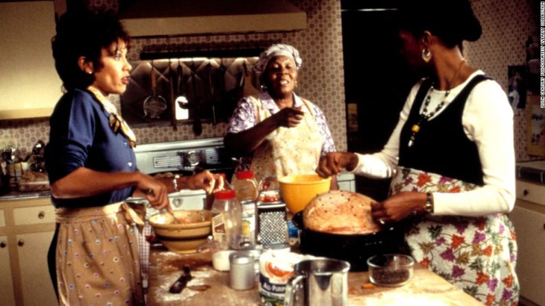 "Soul Food" (1997) — Vanessa L. Williams, Irma P. Hall y Vivica A. Fox protagonizan este drama familiar sobre una familia muy unida que ama con la misma pasión con la que cocinan y cenan durante las comidas familiares de los domingos.