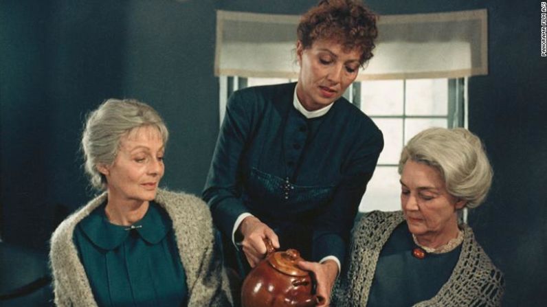 "Babette's Feast" (1987) — Más personas se encuentran cocinando en casa en estos días, aunque quizás no con el despliegue presentado en "Babette's Feast". Stéphane Audran interpreta a Babette Hersant en esta película pecaminosamente decadente sobre una mujer francesa que utiliza un dinero caído del cielo para organizar una cena impresionante.