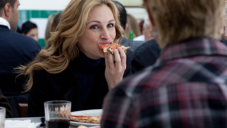 "Comer, rezar, amar" (2010) — Julia Roberts descubre un camino hacia la serenidad a través de la comida en esta oda al autodescubrimiento basada en el libro de Elizabeth Gilbert. Navega por la galería para descubrir más películas que te harán agua la boca. Bon appétit.