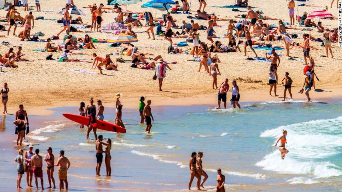 La gente acudió en masa a Bondi Beach en Sydney, Australia, el 20 de marzo durante el brote de coronavirus. Las autoridades luego cerraron la playa al público.