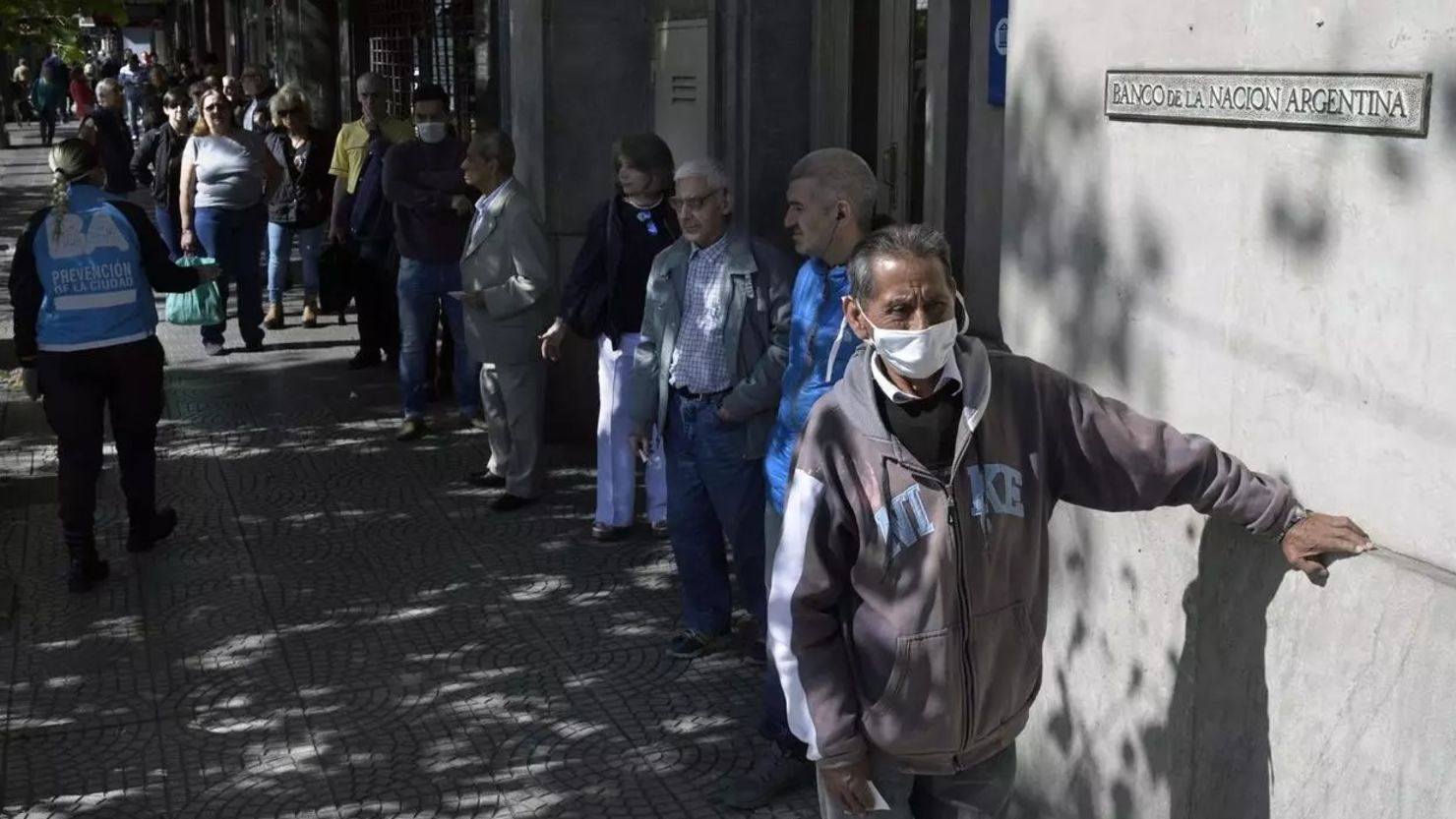 Los jubilados haciendo filas para cobrar sus haberes.