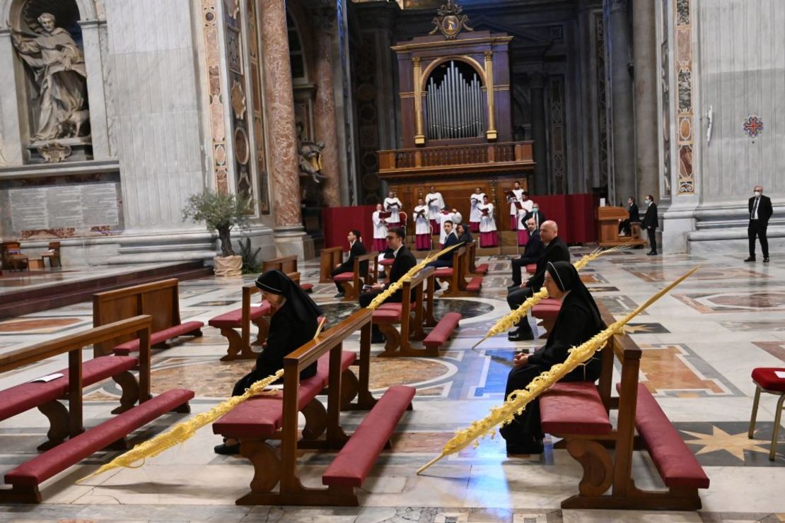 Debido a las restricciones para contener el covid-19, el papa celebró la eucaristía con muy pocas personas. Crédito: Alberto Pizzoli/AFP via Getty Images.