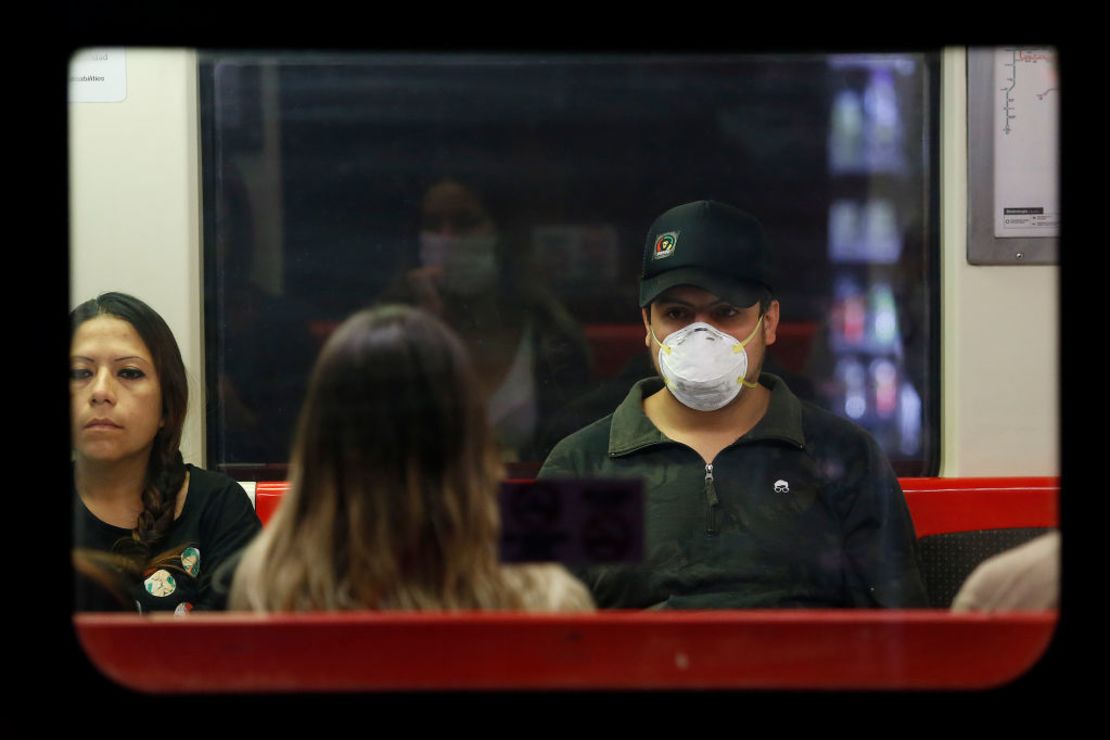 El gobierno de Sebastián Piñera declaró estado de catástrofe en Chile por coronavirus. Algunos han usado máscaras faciales en lugares públicos desde mediados de marzo, pero a partir del 8 de abril su uso es obligatorio.