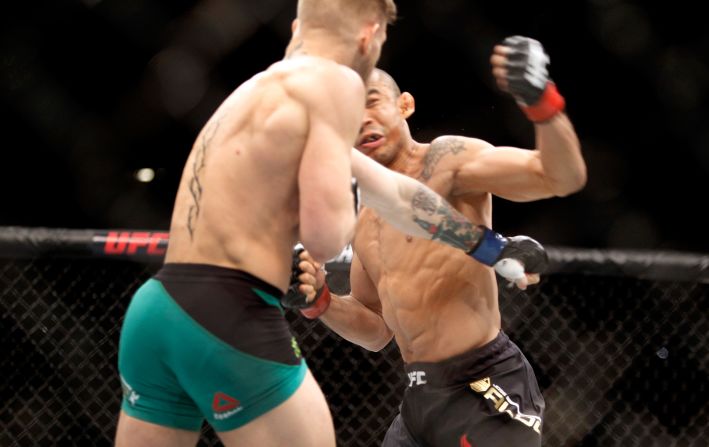 12 de diciembre de 2015 – El irlandés noquea al brasileño José Aldo en 13 segundos del combate y se corona campeón indiscutible del peso pluma de UFC.