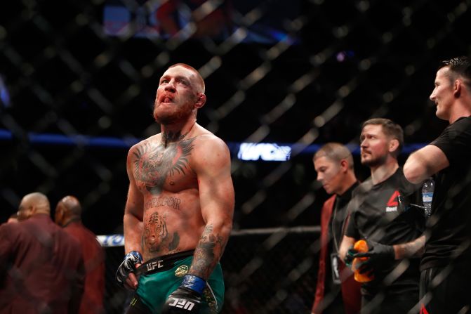 20 de agosto de 2016 – Cinco meses después, en el segundo combate entre Díaz y McGregor, “Notorious” se lleva la victoria por decisión mayoritaria.