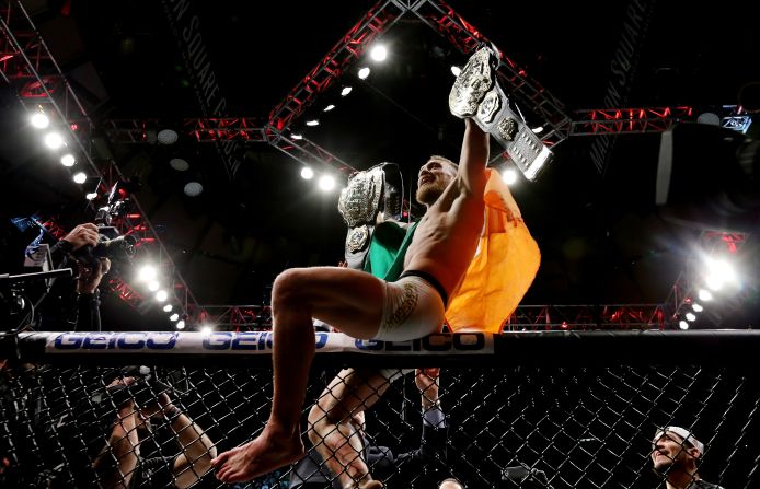 12 de noviembre de 2016 – Tras vencer a Eddie Álvarez por el título del peso ligero de UFC, McGregor pasó a ser el primer campeón doble de la organización en diferentes categorías de manera simultánea.