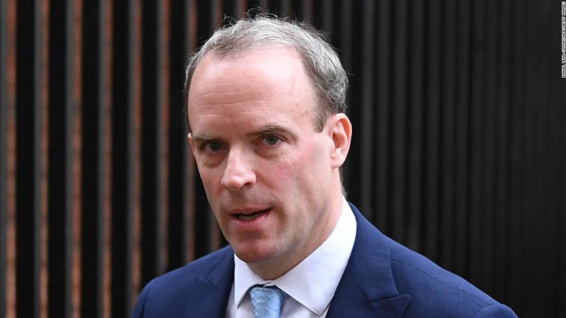 Dominic Raab, secretario de Exteriores del Reino Unido, sale del 10 de Downing Street, en el centro de Londres, el 6 de abril de 2020.