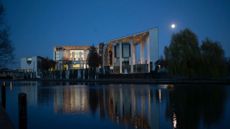 La superluna rosa sobre la Cancillería alemana en Berlín.