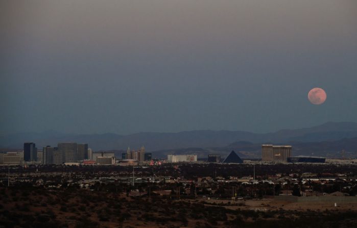 La superluna en Las Vegas, Nevada.