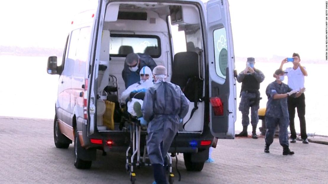 Un pasajero australiano de 75 años que sufre de neumonía fue evacuado del crucero Greg Mortimer a una ambulancia en Montevideo el 3 de abril de 2020.