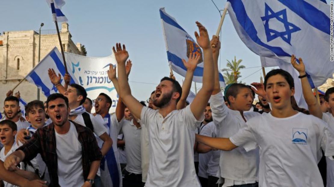 La Oficina del Alto Comisionado de las Naciones Unidas para los Derechos Humanos dijo el 7 de mayo que la ley "se aplica de una manera intrínsecamente discriminatoria". Y agregó que el traslado de civiles israelíes a tierras ocupadas podría estar "prohibido por el derecho internacional humanitario y puede equivaler a a un crimen de guerra". ¿Por qué más han aumentado las tensiones recientemente? El caso de Sheikh Jarrah es el punto álgido de las tensiones, pero se extendieron rápidamente por toda la ciudad y mucho más allá de los confines de Jerusalén. La situación en Jerusalén puede escalar rápidamente por sí sola, pero la sensibilidad en la ciudad se ha visto agravada por una combinación de factores religiosos y nacionalistas. Dos días festivos cayeron en el mismo fin de semana de este año: la Noche Musulmana del Poder (Leylet el-Qadr) en la noche del 8 de mayo, considerada la noche más sagrada del año; y la festividad israelí del Día de Jerusalén (Yom Yerushalayim) del 9 al 10 de mayo, celebrando el día en que las fuerzas armadas israelíes tomaron el control de la Ciudad Vieja en 1967. Israelíes celebran el "Día de Jerusalén", un día nacionalista judío, el lunes. Cada festividad por sí sola puede inspirar fervor religioso y nacionalista, y juntos son incluso más propensos a encender una situación ya tensa. La situación política no ha ayudado. Israel ha tenido cuatro elecciones consecutivas inconclusas, y el primer ministro, Benjamin Netanyahu, ha cortejado a algunos políticos abiertamente extremistas y racistas mientras lucha por construir una coalición y mantenerse en el poder. Eso ha envalentonado a algunos grupos judíos de ultraderecha. Los políticos israelíes de derecha Itamar Ben-Gvir y Arieh King vinieron a Sheikh Jarrah para enviar un mensaje de que toda la ciudad pertenece a Israel. Su presencia avivó las llamas. Esto es lo que sabemos sobre el movimiento político islamista Hamas La situación política palestina no es más clara que la israelí. El presidente del Gobierno Autónomo Palestino, Mahmoud Abbas, retrasó en abril las primeras elecciones parlamentarias en 15 años, extendiendo una antigua rivalidad por la que su movimiento Fatah gobierna la Ribera Occidental, mientras que Gaza está dirigida por el militante Hamas, con la Yihad Islámica también activa allí. Tal es el poder de Jerusalén. Las protestas en Jerusalén pueden desencadenar protestas en Israel y la Ribera Occidental, así como impulsar a los grupos militantes en Gaza a disparar cohetes y a las Fuerzas de Defensa de Israel a lanzar ataques aéreos. Una situación que comenzó en un barrio de Jerusalén se ha extendido ahora por toda la zona y ha vuelto a atraer la atención internacional hacia Israel y los territorios palestinos.