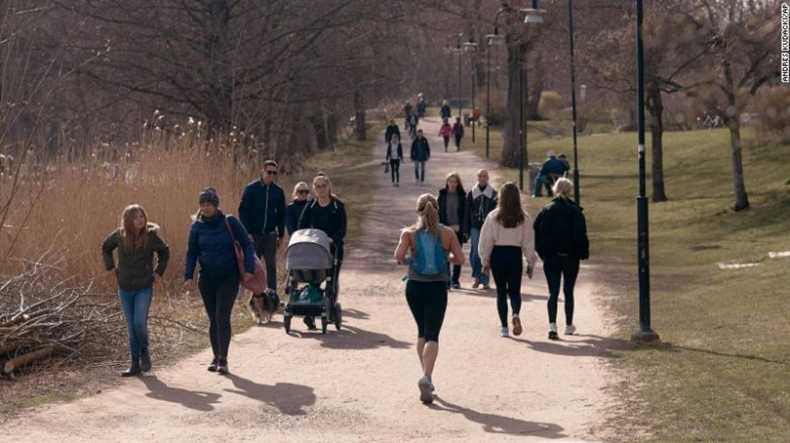 La gente corre y pasea en Nacka, en las afueras de Estocolmo, Suecia, el miércoles 8 de abril de 2020.