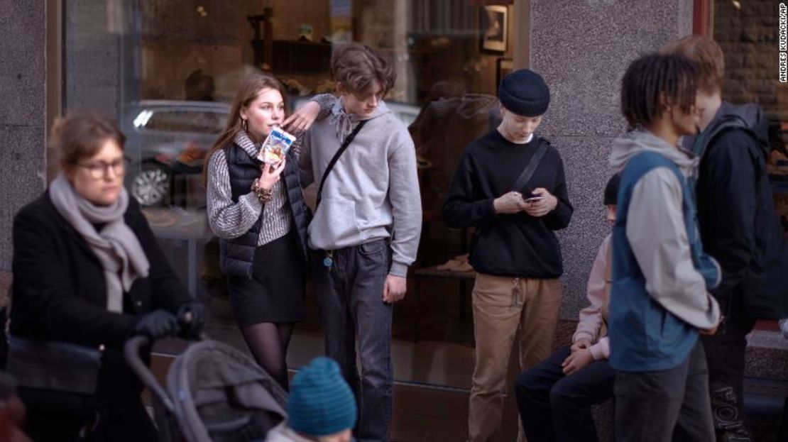 La gente pasa el rato en la calle en Estocolmo, Suecia, el miércoles 8 de abril de 2020.