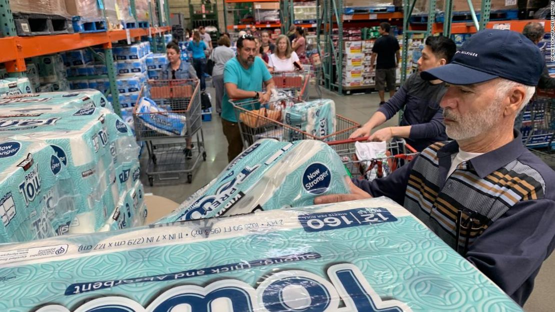 A principios de marzo, los clientes hicieron fila para comprar papel higiénico por temor a que el coronavirus se propagara y obligara a las personas a permanecer en el interior.Crédito: ROBYN BECK/AFP via Getty Images