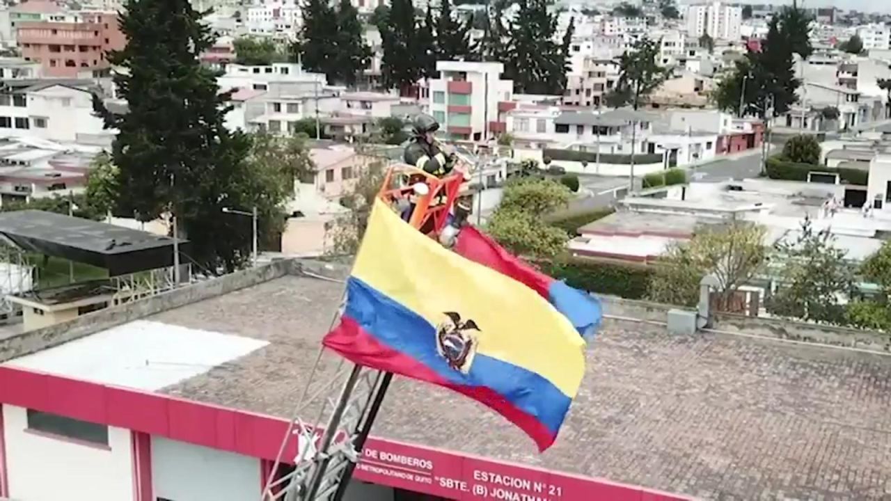 CNNE 809554 - bomberos dan serenata a poblacion confinada por covid-19