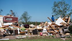 CNNE 809574 - 5 cosas para hoy- tornados azotan el sur y este de ee-uu- y mas