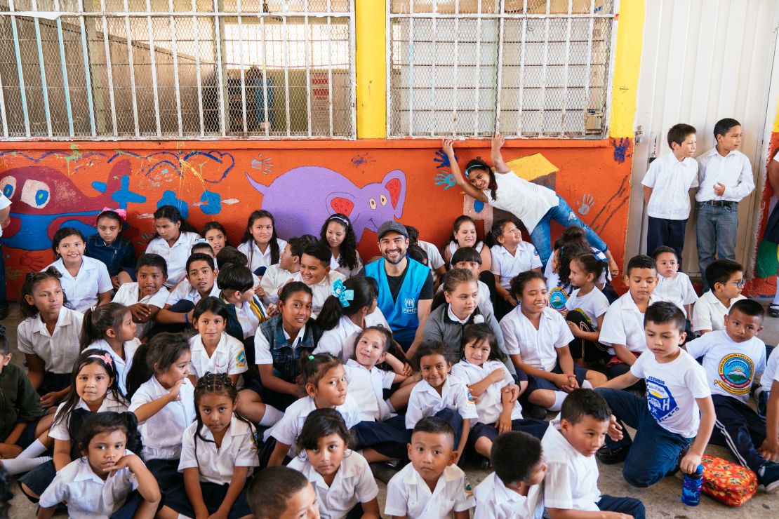 Alfonso "Poncho" Herrera visita a niños en el Centro de Educación y Juventud (CCJ), en colonia Rosalinda de Tegucigalpa, Honduras. La mayoría de estos niños son menores no acompañados que tienen dificultades de aprendizaje debido a vulnerabilidades sociales y económicas, por lo que corren un alto riesgo de reclutamiento para pandillas.