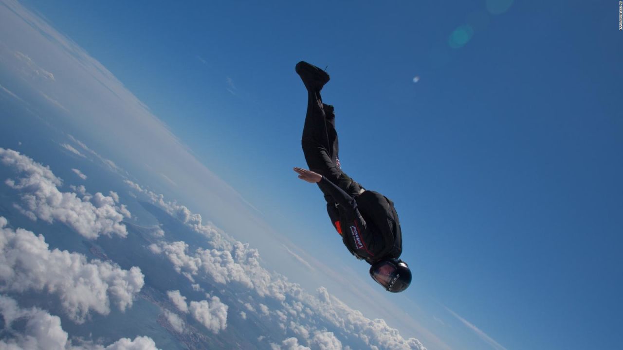 CNNE 809805 - un salto en paracaidas con vientos de mas de 400 km por hora