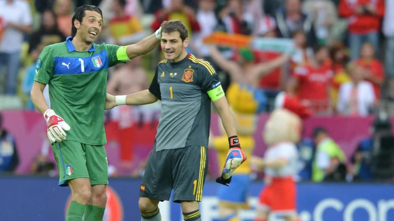 CNNE 809865 - dia del arquero- ¿gianluigi buffon o iker casillas?