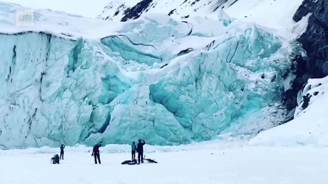 CNNE 809892 - graban en camara lenta colapso de un glaciar