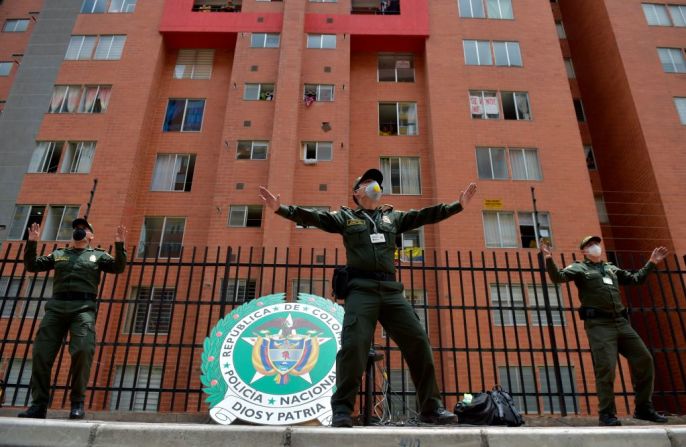 Policía en Bogotá bailan para alentar a los habitantes de la capital colombiana a que se unan desde sus balcones y ventanas y que hagan actividad física durante la cuarentena obligatoria para frenar la propagación del nuevo coronavirus, el 8 de abril de 2020.