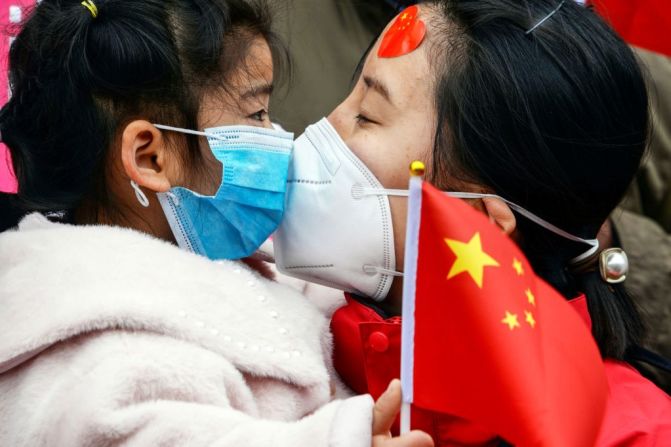 Un miembro del personal médico besa a su hija a través de un tapabocas después de regresar a casa en Wuhan, ayudando con el esfuerzo de recuperación del coronavirus, en Bozhou, en la provincia oriental de Anhui de China el 10 de abril de 2020.