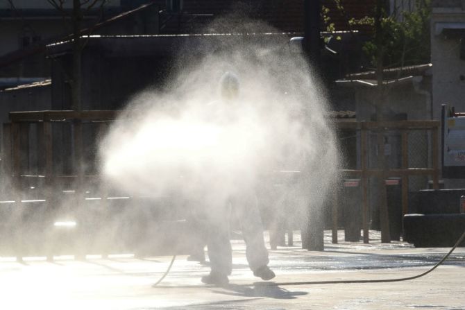 Un trabajador de sanidad rocía desinfectante a lo largo de las calles de la ciudad francesa de Cannes, en el sur de Francia, el 10 de abril de 2020, el día veinticinco de una estricta cuarentena en Francia para frenar la propagación de la pandemia por covid-19, causada por el nuevo coronavirus.