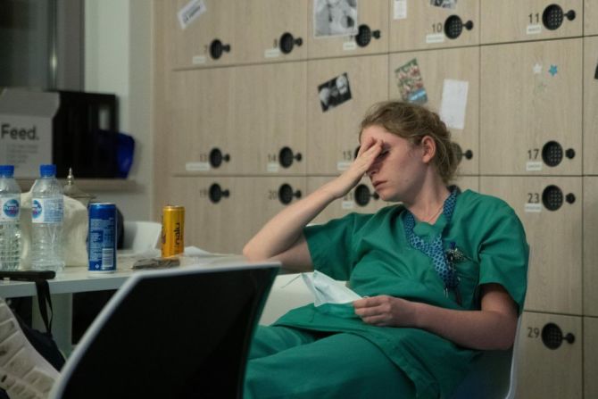 Mathilde Dumont, una enfermera de 27 años, es fotografiada el 11 de abril de 2020, durante su turno nocturno en la unidad de cuidados intensivos exclusivamente para pacientes con covid-19 en el Hospital Ixelles en Bruselas, Bélgica, en medio de la pandemia de coronavirus.