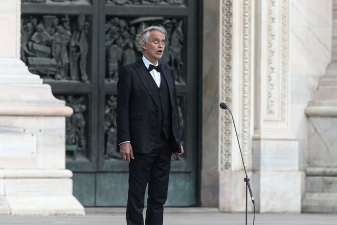 El tenor italiano Andrea Bocelli cantó el 12 de abril de 2020 en una vacía Piazza del Duomo en el centro de Milán, Italia, en medio de la pandemia de coronavirus que dejó a gran parte del mundo confinado en plena Semana Santa.