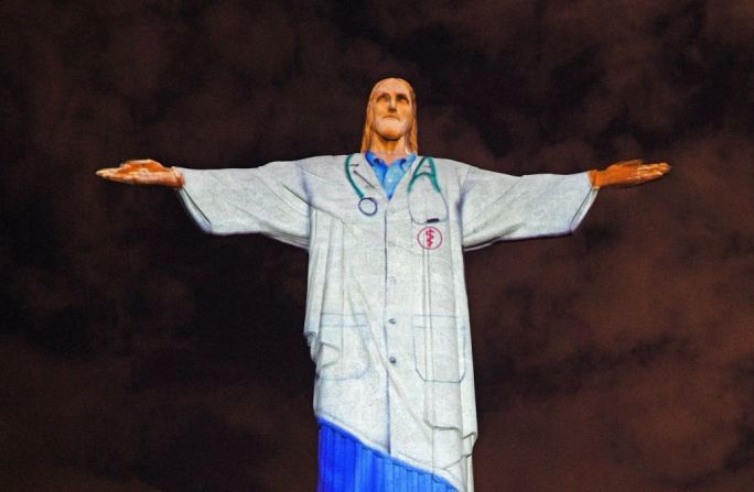 El famoso Cristo Redentor de Rio de Janeiro, en Brasil, se vistió de médico el 12 de abril de 2020 en honor al personal médico de todo el mundo que lucha contra el avance del coronavirus.