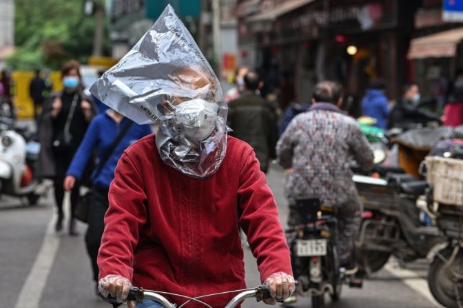 En las calles de Wuhan, en la provincia central china de Hubei, donde se originó el brote del nuevo coronavirus, un hombre usa una bolsa plástica como máscara mientras recorre las calles en su bicicleta para evitar el contagio de covid-19. El 14 de abril de 2020, cuando fue tomada esta foto, Wuhan levantó algunas restricciones de movilidad después de meses de confinamiento obligatorio.