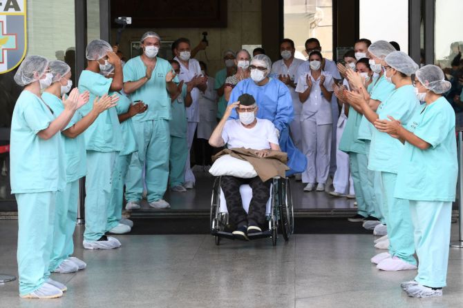 En Brasilia, Brasil, Ermando Armelino Piveta, un excombatiente de la II Guerra Mundial, de 99 años, deja el hospital de las Fuerzas Armadas tras ser tratado y recuperarse de covid-19. Piveta fue ingresado al hospital el 6 de abril y fue dada de alta el 14 de abril de 2020.