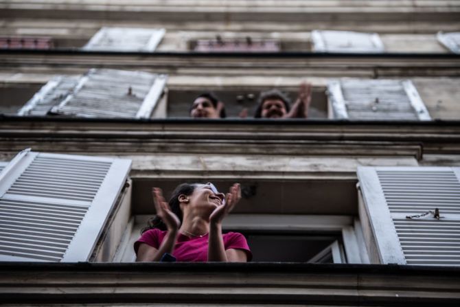 Durante la pandemia, hacia las 8:00 p.m., los habitantes de muchas ciudades, confinados en sus casas, salen a los balcones a aplaudir el personal de salud. En esta foto, tomada en París el 14 de abril de 2020, los habitantes de la capital francesa aplauden en su día 29 de cuarentena a los médicos que trabajan atendiendo los contagiados por coronavirus.