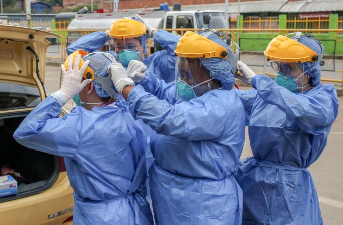 Un grupo de trabajadores de la salud se preparan para entrar al Mercado Minorista de Medellín, Colombia, después de que el alcalde de la ciudad, Daniel Quintero Calle, anunciara un brote de coronavirus en ese lugar, el 14 de abril de 2020.