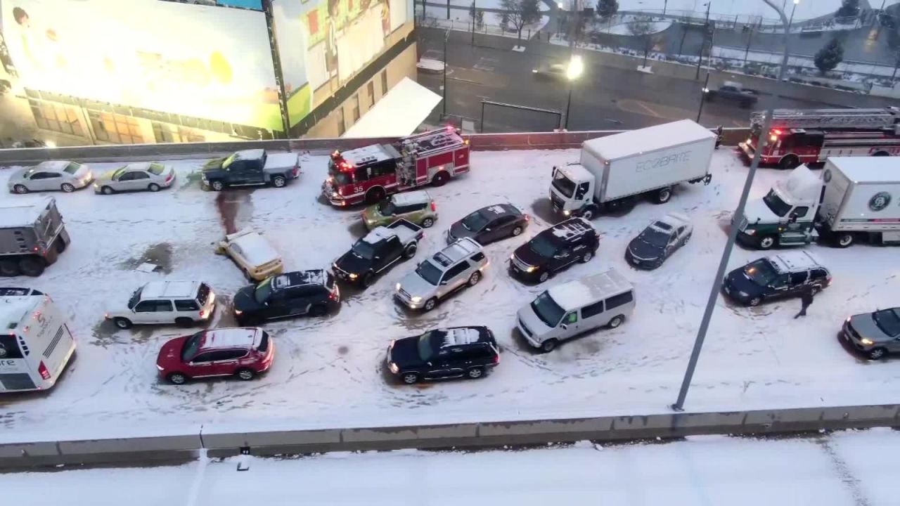 CNNE 810569 - 54 vehiculos involucrados en accidente masivo en chicago