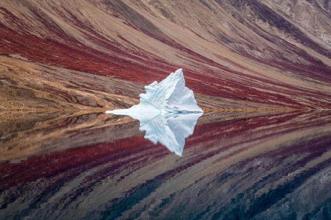 La imagen de Craig McGowan de un iceberg en el Parque Nacional del Noreste de Groenlandia ganó la categoría de paisaje.