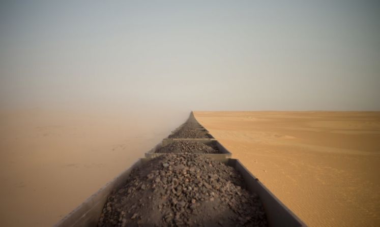 La imagen de Adrian Guerin de un tren de mineral de hierro de 2,5 kilómetros de largo en Mauritania fue seleccionada como una de las 10 ganadoras.