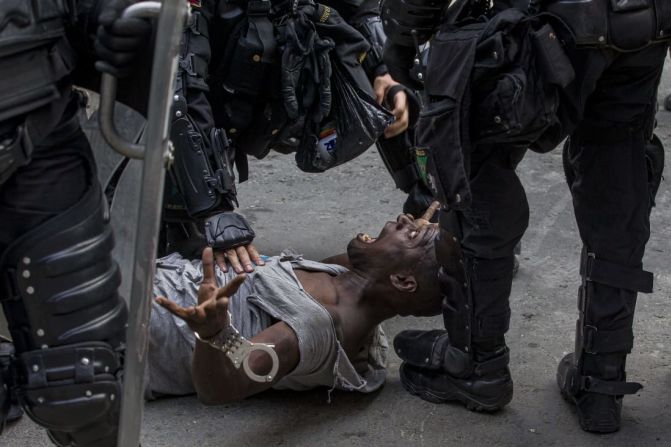 Santiago Mesa ganó la categoría de fotografía callejera por esta imagen de un manifestante detenido por la policía antidisturbios en Medellín, Colombia.