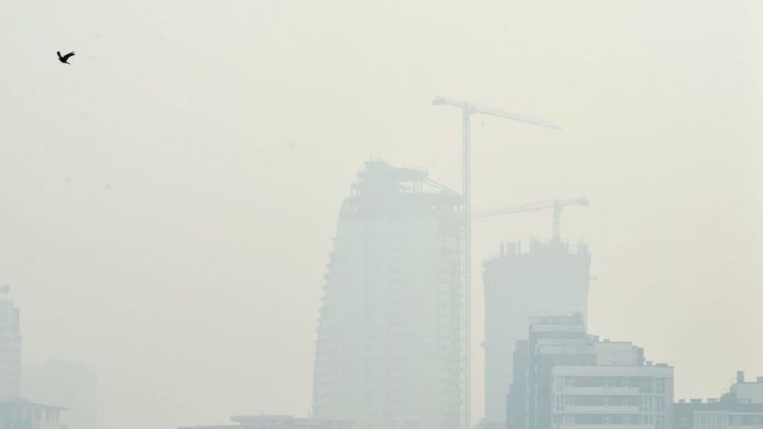 La neblina de humo de los incendios se cierne sobre la capital ucraniana de Kiev.