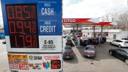 CNNE 812060 - el galon de gasolina se encamina a menos de us$1 en ee-uu-