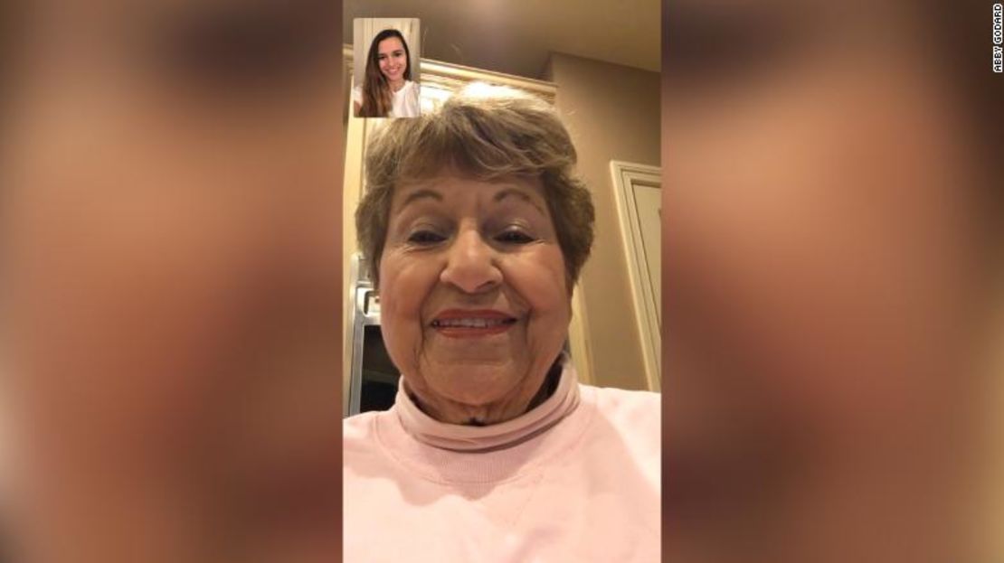 Abby Godard regularmente habla por FaceTime con su abuela Yvonne Simon Perotti.