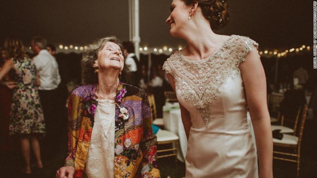 Jane Feld baila con su nieta Meredith Doubleday en su boda en 2016.