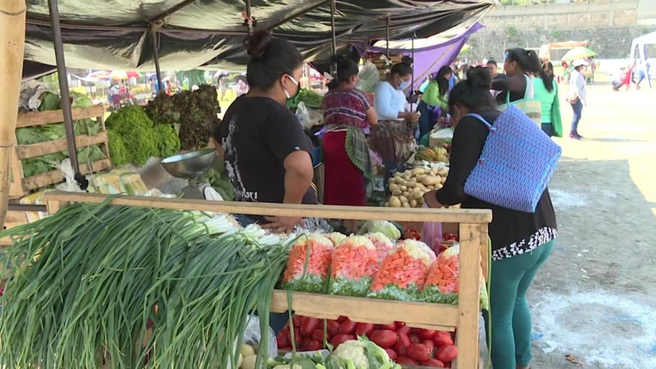 CNNE 812749 - guatemaltecos utilizan estadio de futbol para crear un mercado seguro