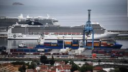 CNNE 813384 - uno de los ultimos cruceros en el mar atraca en marsella